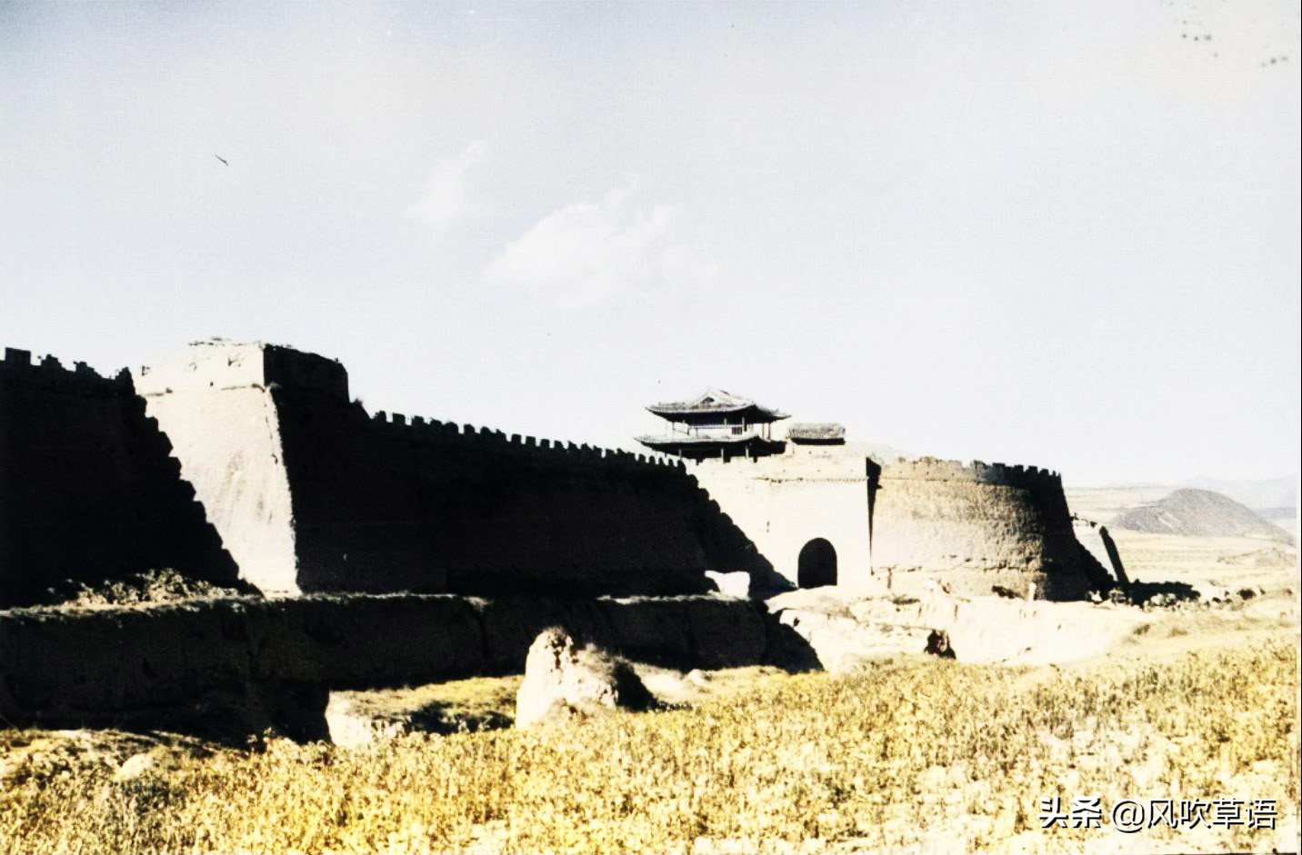 1932年的青海循化，城墙高耸，老树林立，撒拉族人正在打麦中
