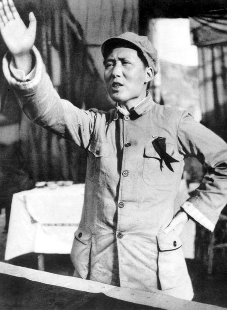 遵义会议上，是谁力挽狂澜投下了关键一票，力挺毛泽东指挥红军？