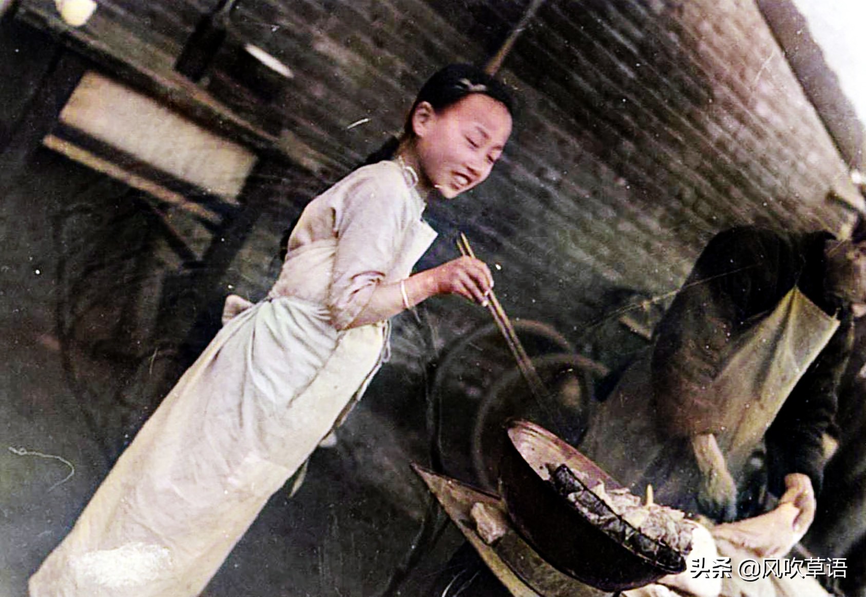 1938年北京街头，卖糖葫芦的女孩很漂亮，卦摊前的男孩怒视日本人