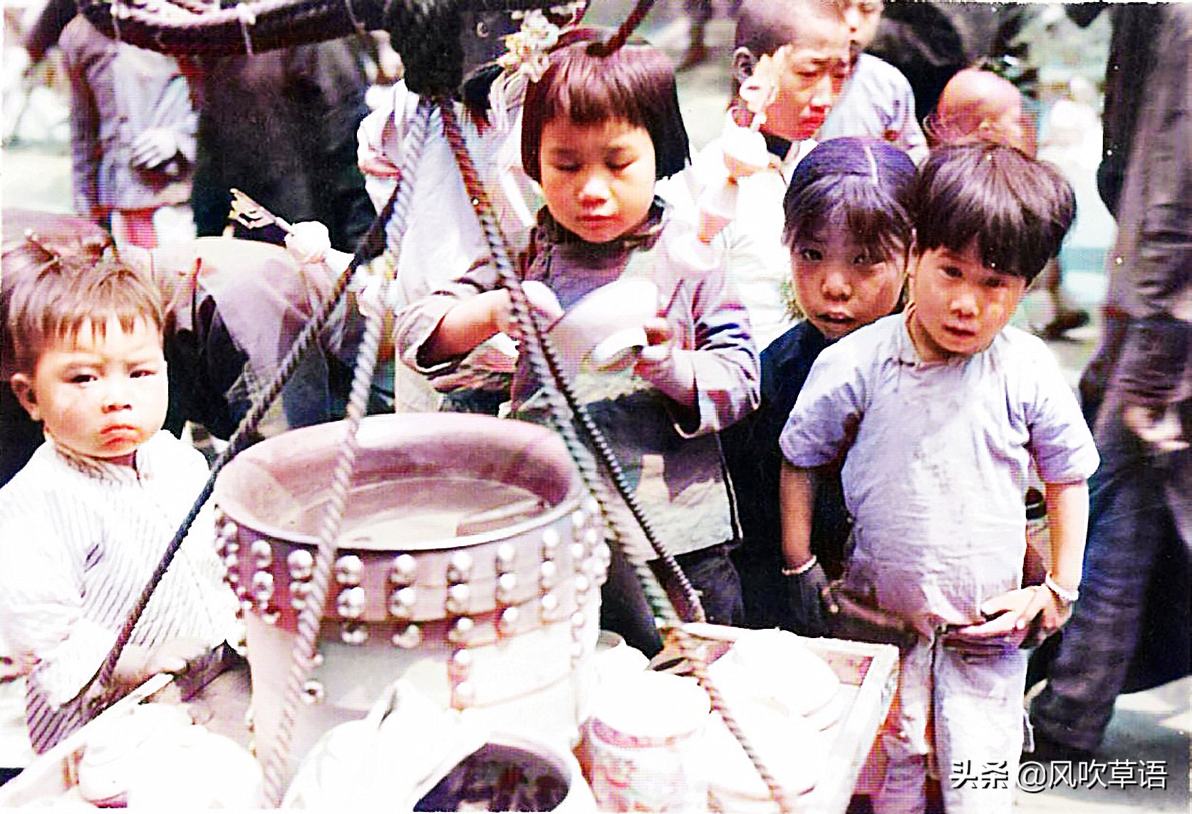 1938年北京街头，卖糖葫芦的女孩很漂亮，卦摊前的男孩怒视日本人