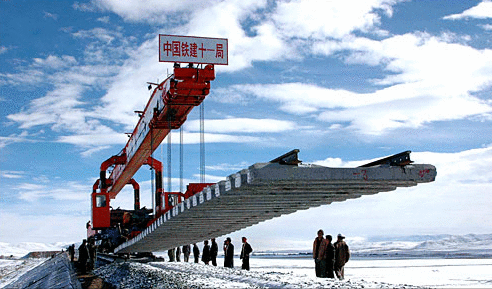 青藏铁路旁1.5万余根金属管，到底有何作用？看完感叹祖国的伟大