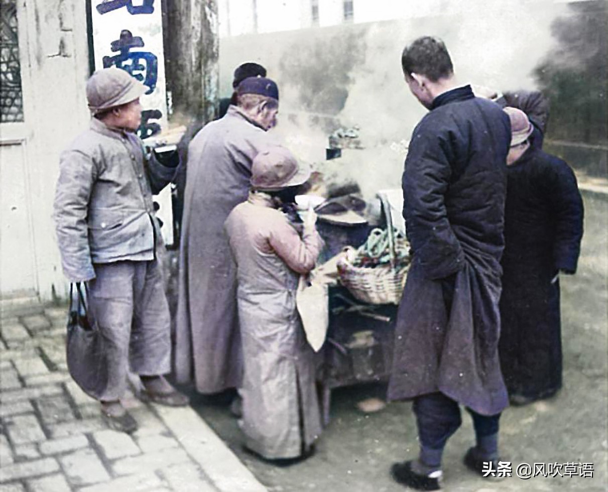 1938年北京街头，卖糖葫芦的女孩很漂亮，卦摊前的男孩怒视日本人