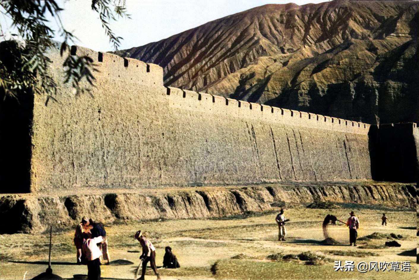 1932年的青海循化，城墙高耸，老树林立，撒拉族人正在打麦中