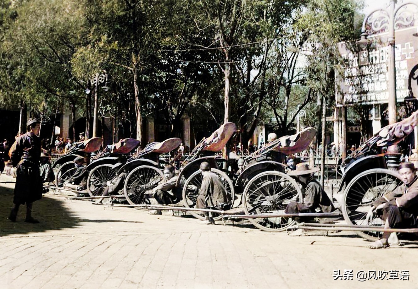 1944年的云南昆明，状元楼前热闹非凡，滇池集市人头攒动