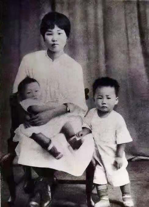 毛岸青晚年很想念母亲杨开慧，临终前嘱咐家人，把他葬在母亲旁边