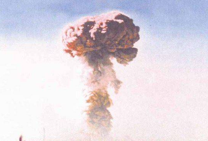 1964年，孟昭瑞拍下首张蘑菇云照片，周总理看后：截去地面部分