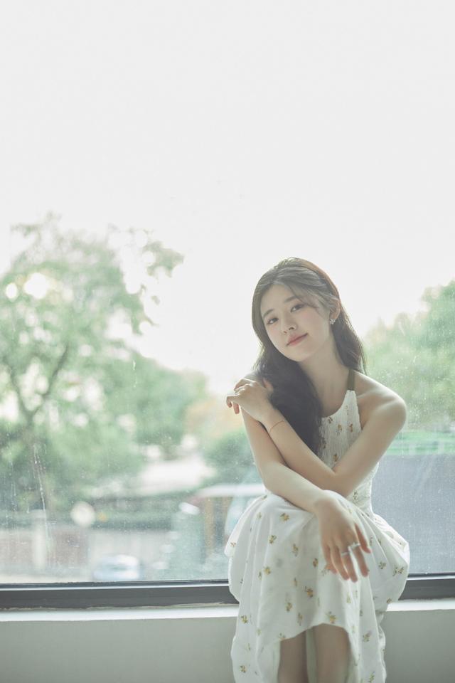 赵露思23岁写真曝光，穿碎花裙扮邻家女清纯甜美，是初恋的模样