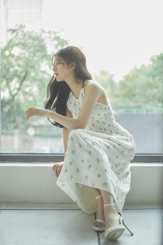 赵露思23岁写真曝光，穿碎花裙扮邻家女清纯甜美，是初恋的模样