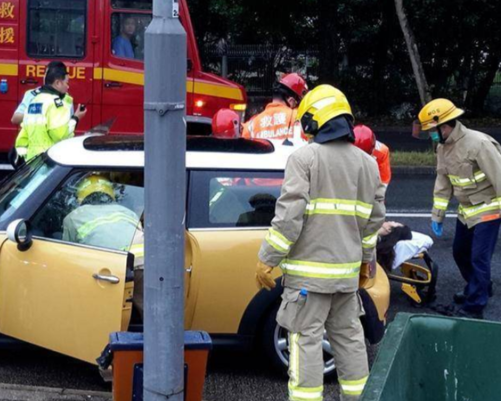 2015年，香港教授故意在车内放2个瑜伽球，妻女开车“意外身亡”