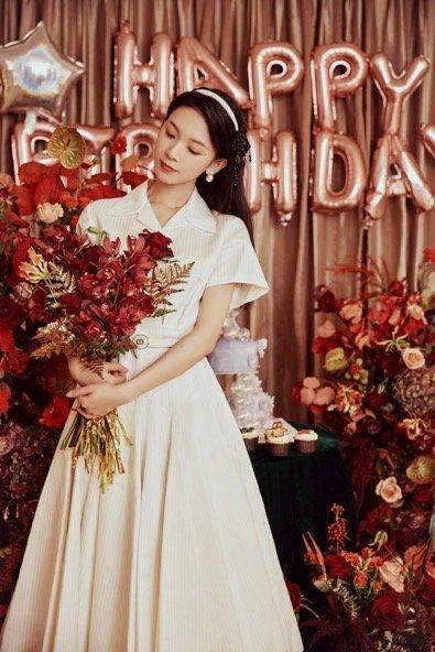 陈瑶庆27岁生日，穿白色连衣裙扮80年代女生，清纯又文