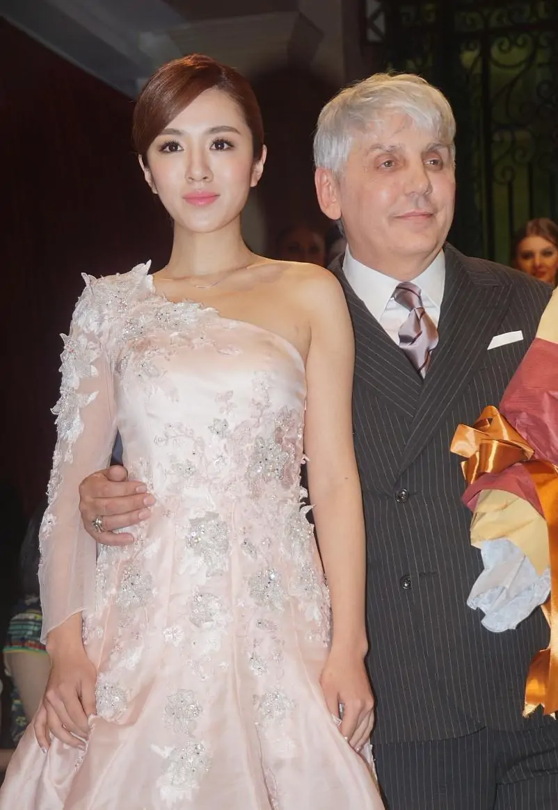 王晓晨的“饱满身材”真馋人，穿粉色斜肩裙，和老外同框美得惊艳