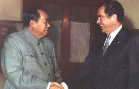 尼克松首度访华，在晚宴上致辞，为何会用毛主席《满江红》结尾？