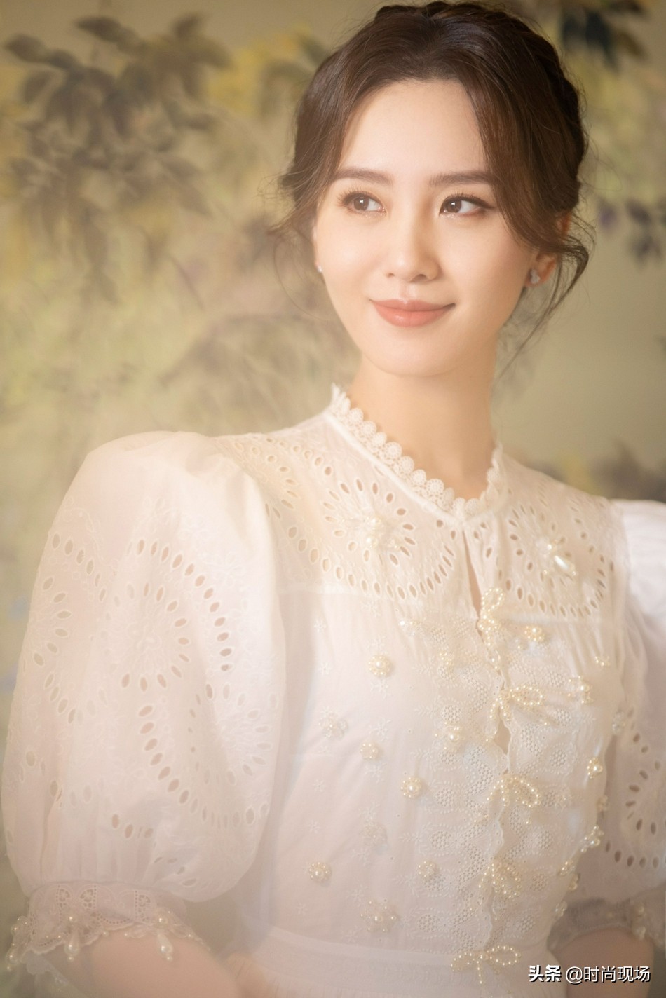 刘诗诗身穿白色镂空裙装，化身文艺古典油画少女