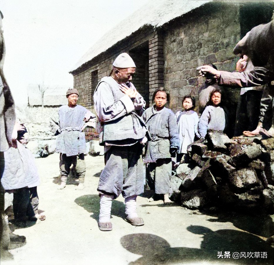 1902年的威海刘公岛，东村街道破烂不堪，老人在村头表演口技