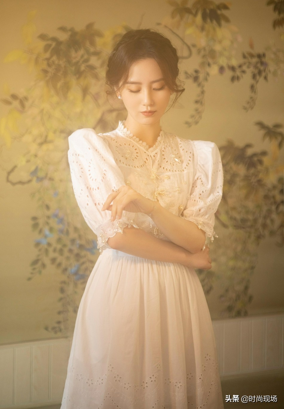 刘诗诗身穿白色镂空裙装，化身文艺古典油画少女