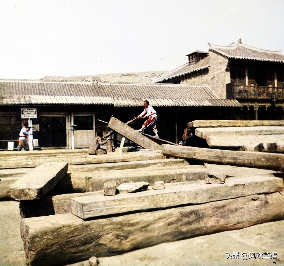 1902年的威海刘公岛，东村街道破烂不堪，老人在村头表演口技