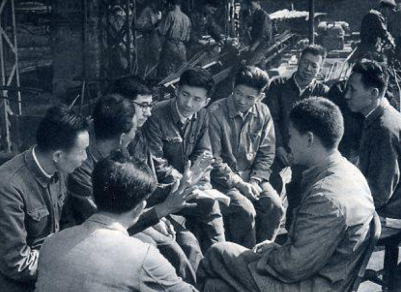 1959年人民大会堂国宴，50人藏宴厅屋顶，上千名服务员看灯管行事