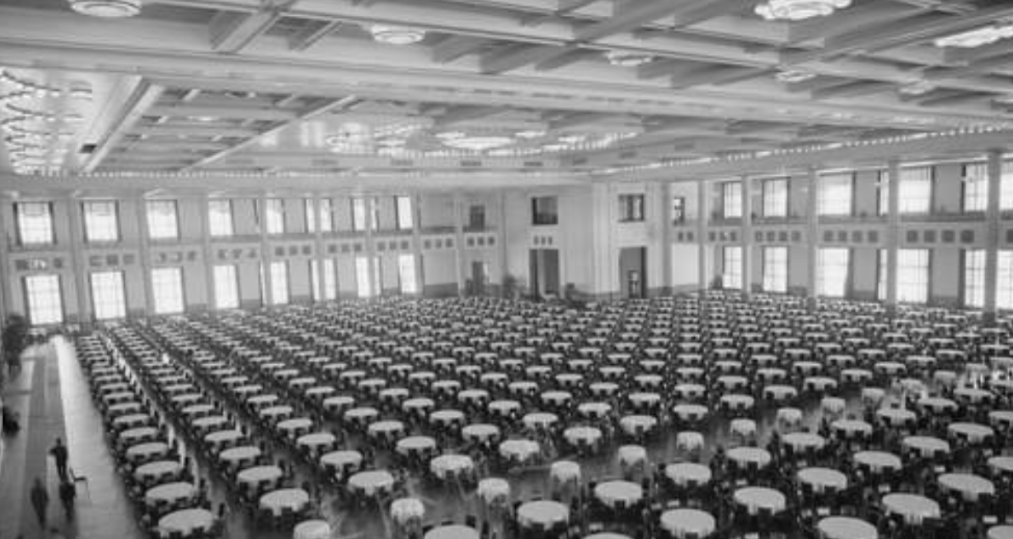 1959年人民大会堂国宴，50人藏宴厅屋顶，上千名服务员看灯管行事