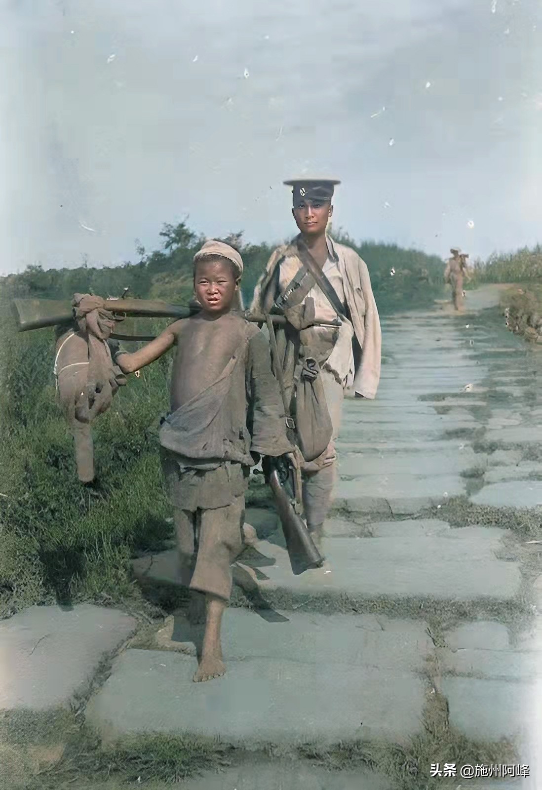 老照片：漂亮的英国女兵，1917年成都北门的场景，坐鸡公车的男子