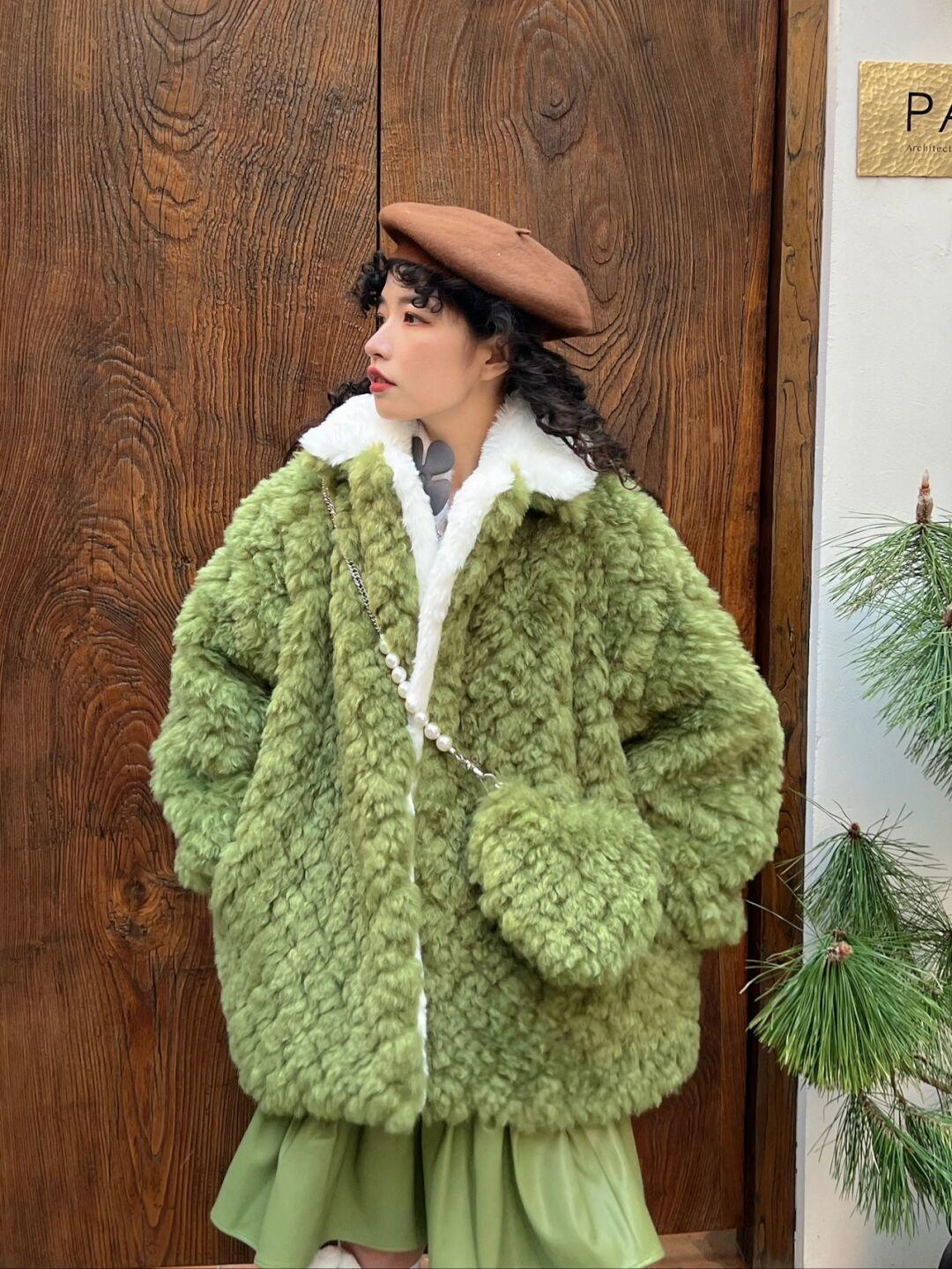 “毛绒绒外套”真是时髦精的冬日最爱，chic贵气不说，还很保暖