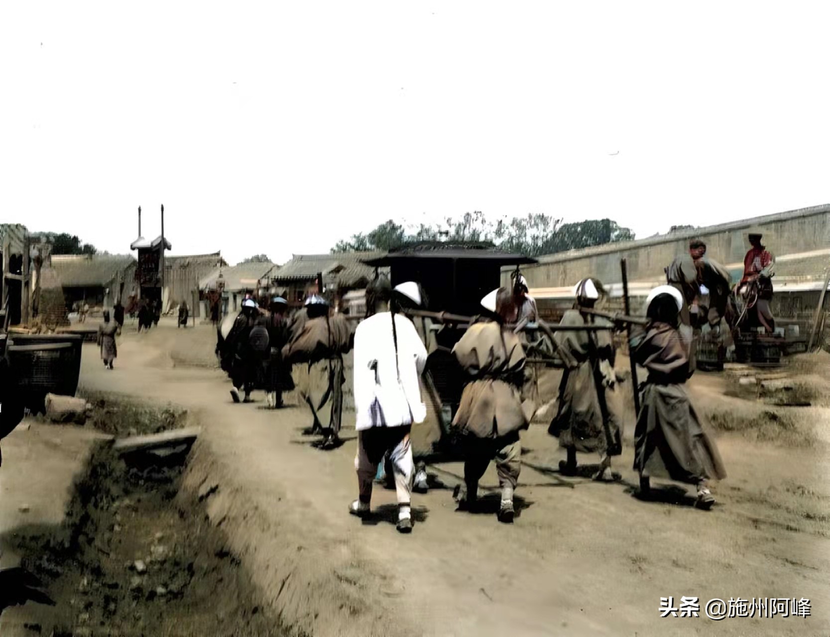 老照片：1901年在天津拍摄的照片，直隶总督衙门口站岗的士兵