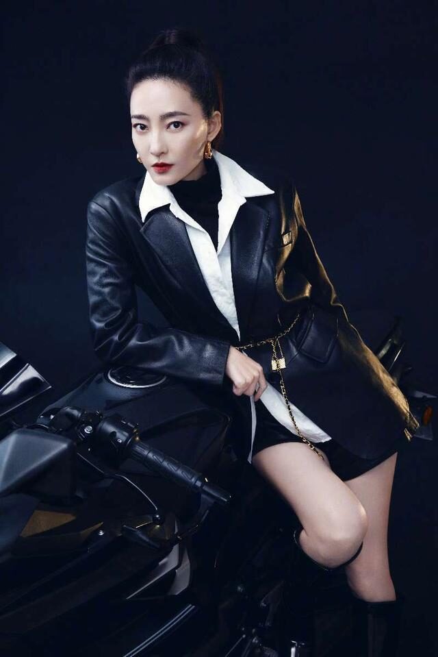 王丽坤“机车女”造型太飒了，皮衣短裤+高马尾，筷子腿抢镜