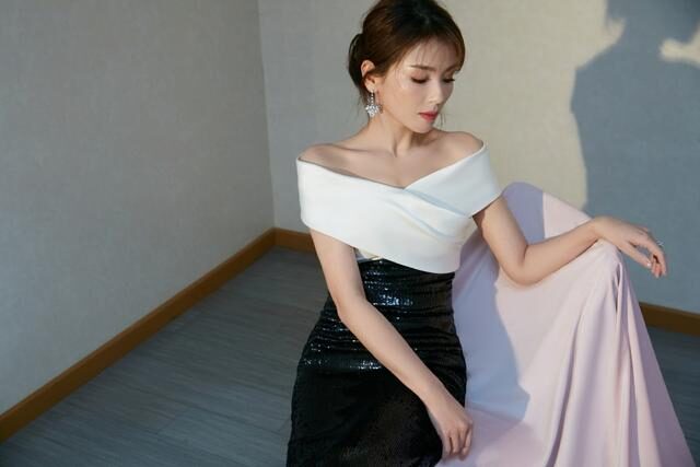 刘涛终于肯扮贵妇，穿拼接裙出席国剧盛典，身材曼妙气质优雅