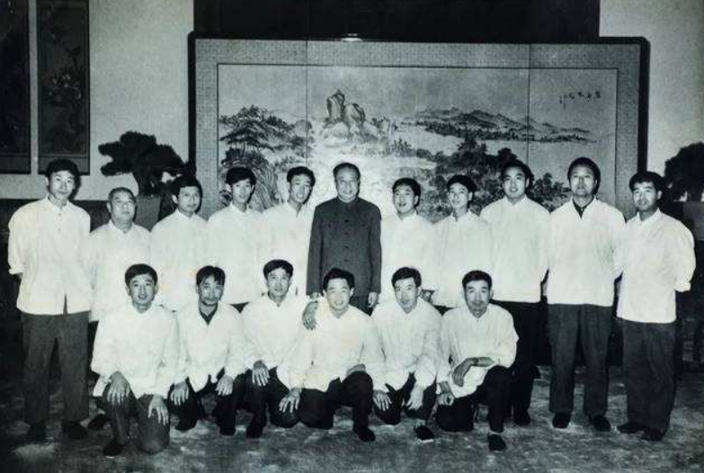 1959年人民大会堂国宴，50人藏宴厅屋顶，上千名服务员看灯管行事