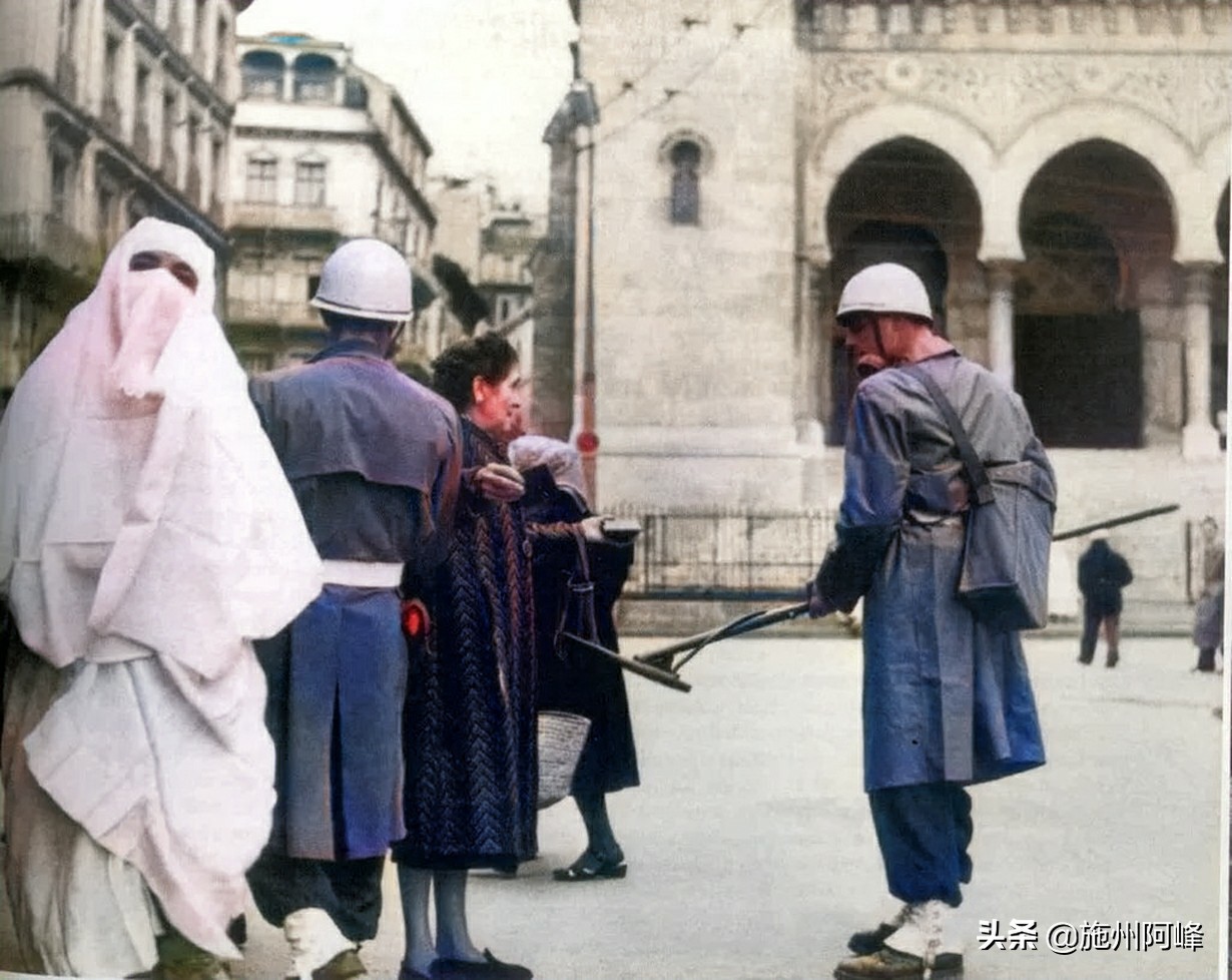 老照片：法军正在殖民地内对行人进行检查，法国街头的德军与美女