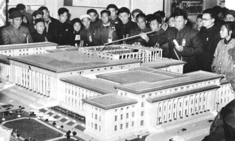 1959年人民大会堂国宴，50人藏宴厅屋顶，上千名服务员看灯管行事