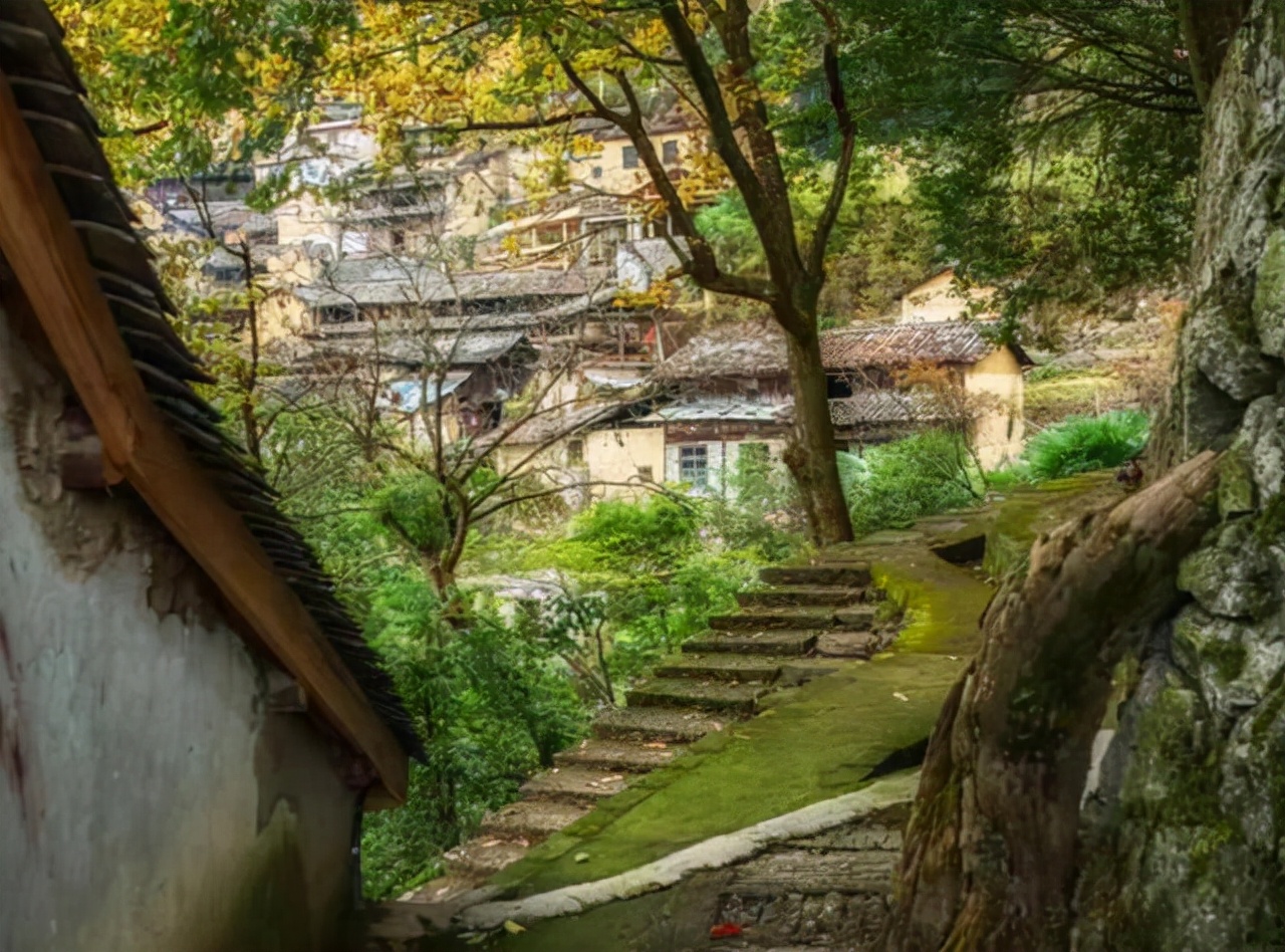 浙江“与世隔绝”的村子，坐落悬崖边600多年，景色让人大饱眼福