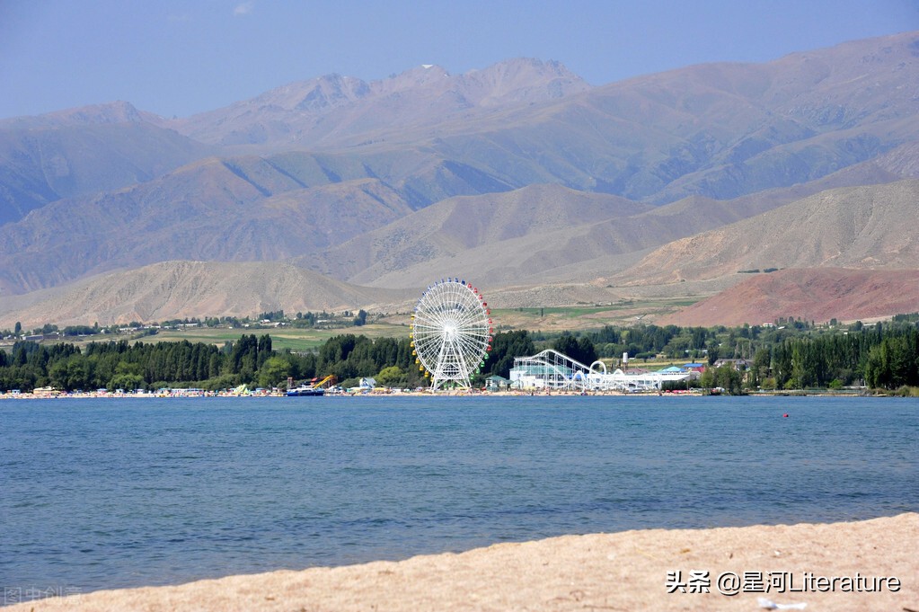 从湖面上吹来一阵湿润的风