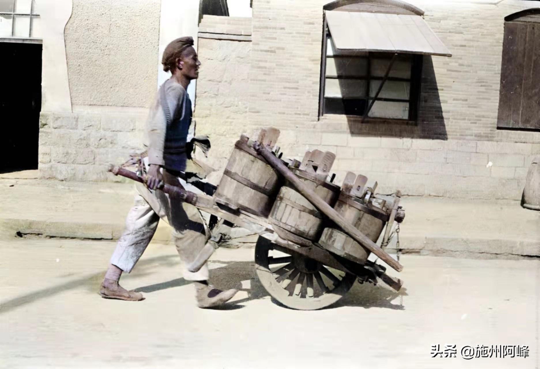 老照片：清末时期山东泰安的民间记忆，掏粪工用独轮车运粪为生