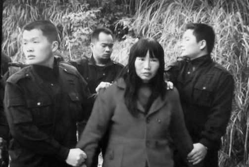 李地基：2年拐卖46名婴儿，被判死刑面无表情，两次回望身后独子