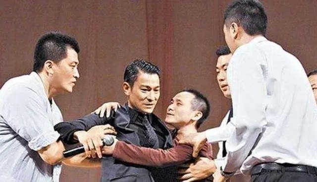 03年刘涌再审被判死刑，律师辩护失败，脸色铁青走出法院