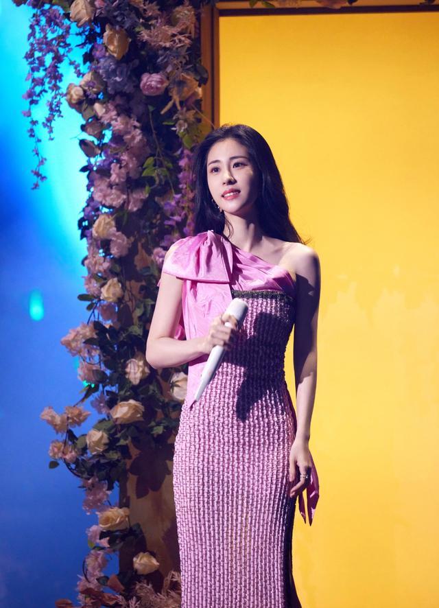 张碧晨跨年晚会被全网赞，穿紧身裙大秀骨感美，真不像当妈的人