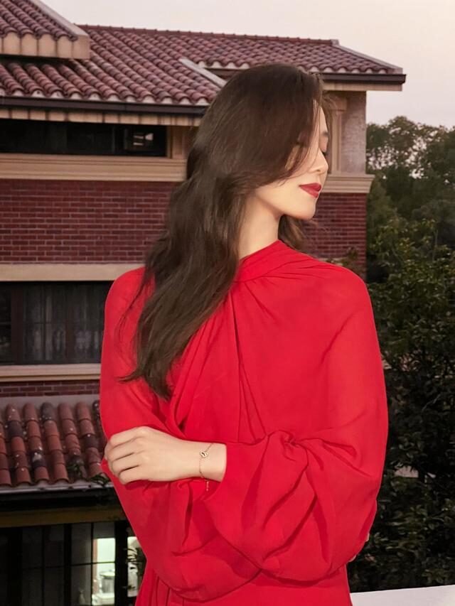 刘诗诗气质85花中拔尖，别人穿显俗气的红裙，她却穿得明媚又优雅