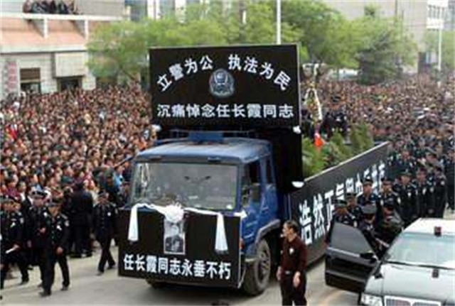 2004年任长霞葬礼：万人空巷近20万人送行，死因让人心酸