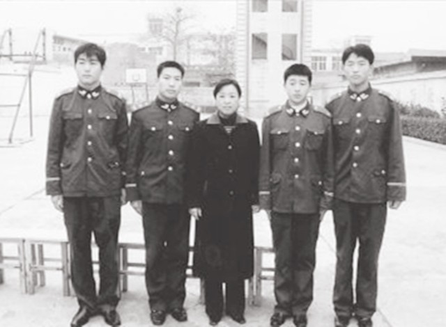 2004年任长霞葬礼：这位人民的好警察何以引得万人空巷追悼送行-爱读书