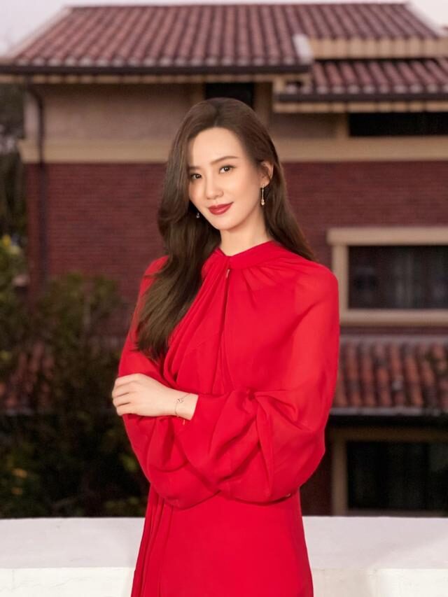 刘诗诗气质85花中拔尖，别人穿显俗气的红裙，她却穿得明媚又优雅