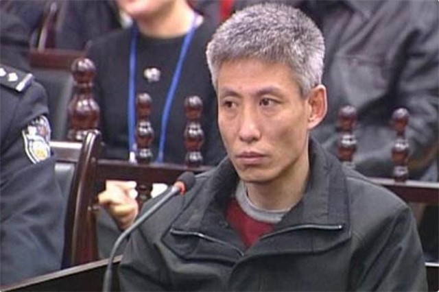 03年刘涌再审被判死刑，律师辩护失败，脸色铁青走出法院