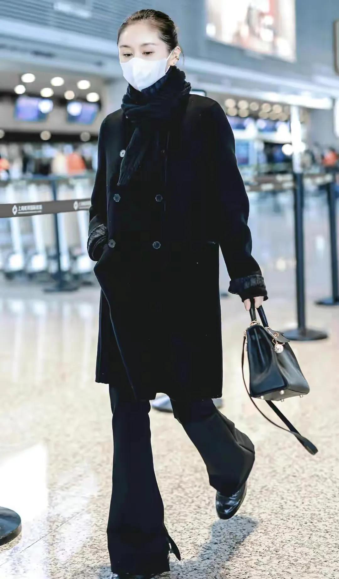 王子文穿All black走机场，元气满满，真是娱乐圈里的“衣架子”