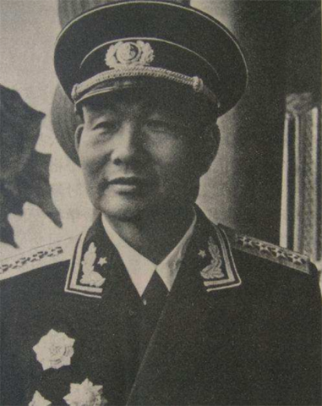 他身高不足一米五，21岁升为红军军团长，麾下有一位大将叫粟裕