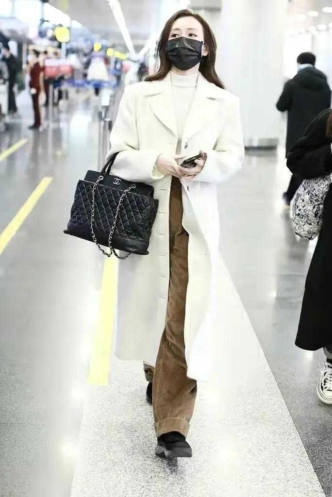 “王鸥”穿白色大衣走机场，轻松打造高级感
