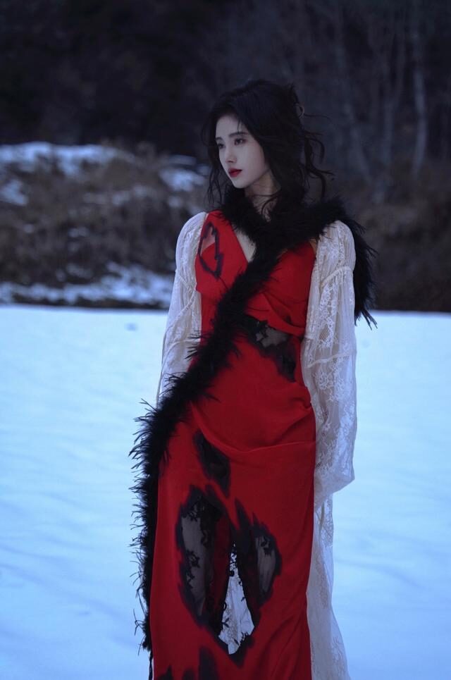 鞠婧祎为了美豁出去了，雪地里穿红裙又纯又欲，清凉穿搭看着都冷