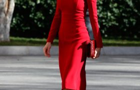 西班牙王后全身穿红色，终于又美回来了