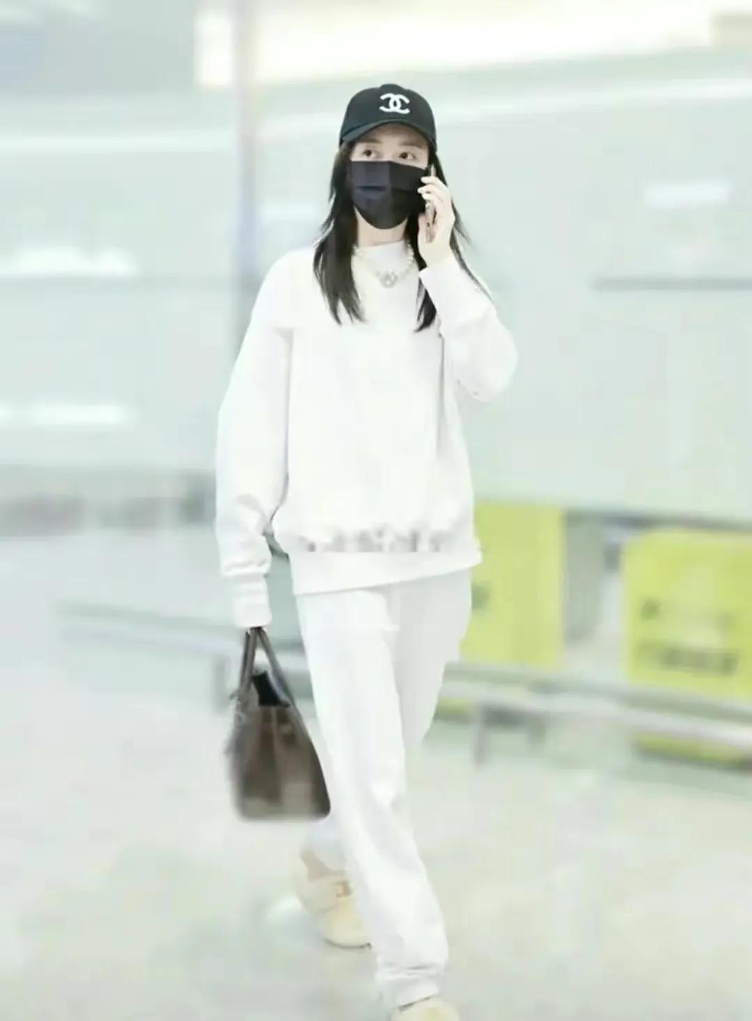 “王鸥”穿白色大衣走机场，轻松打造高级感
