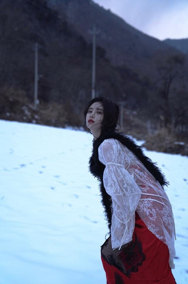 鞠婧祎为了美豁出去了，雪地里穿红裙又纯又欲，清凉穿搭看着都冷