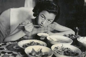 1939年，摄影师拍下1位高级风尘女的午餐：三餐一汤，有菜又有虾