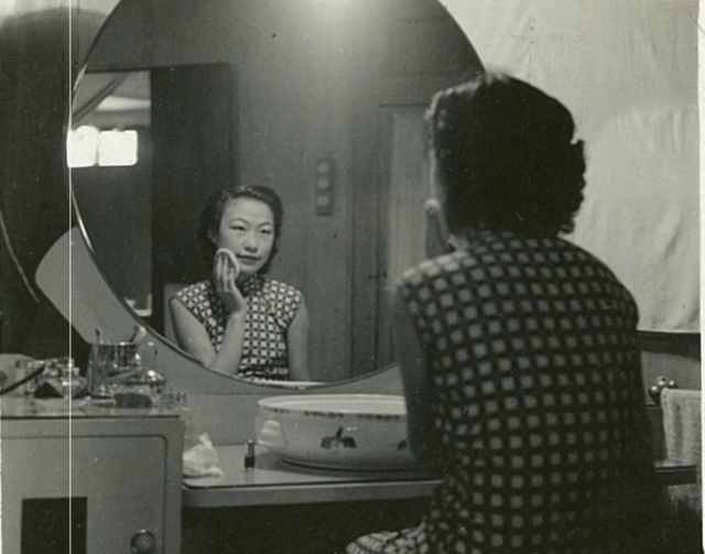 1939年，摄影师拍下1位高级风尘女的午餐：三餐一汤，有菜又有虾